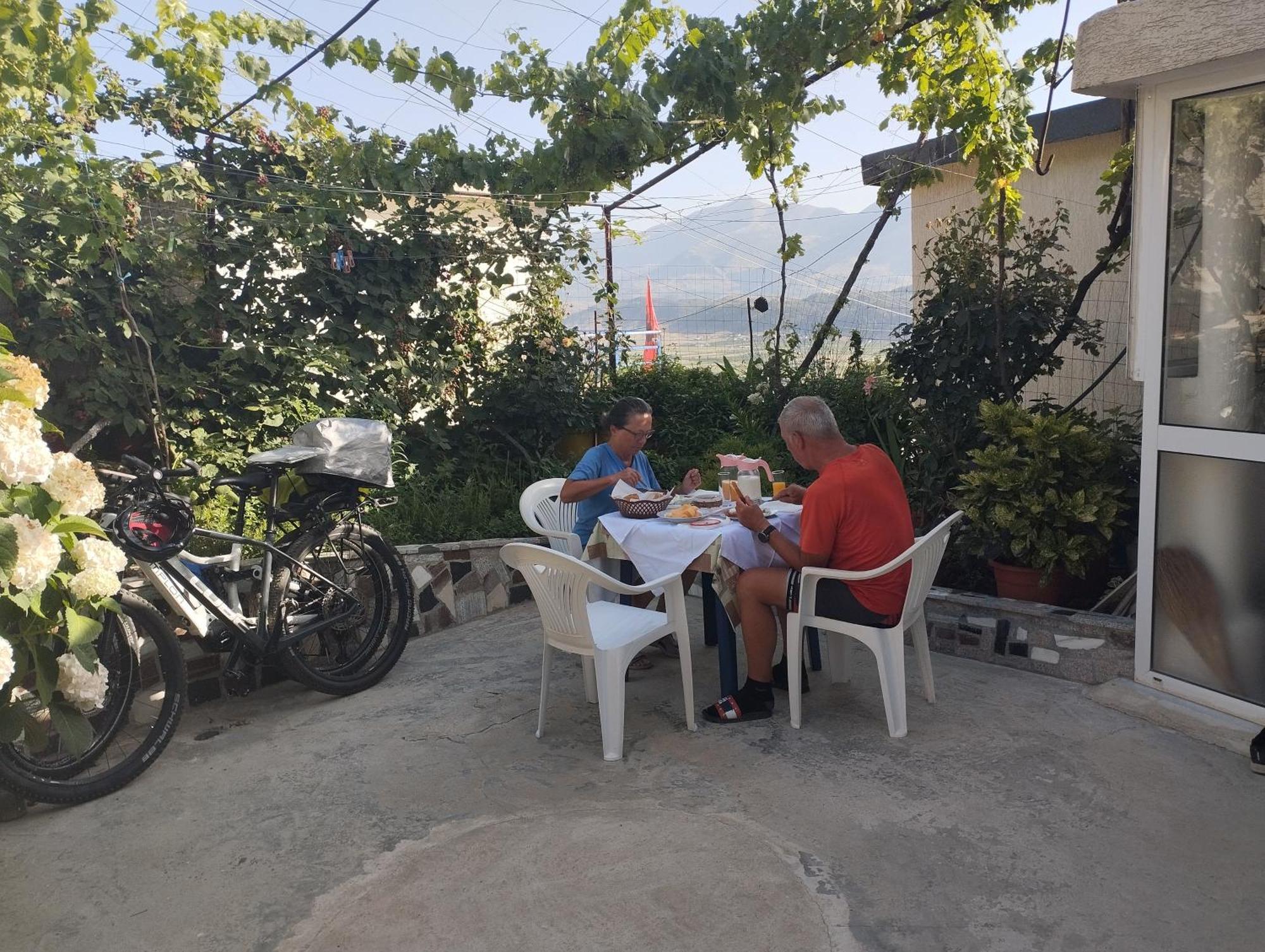 Rondo Guesthouse Gjirokastër Dış mekan fotoğraf
